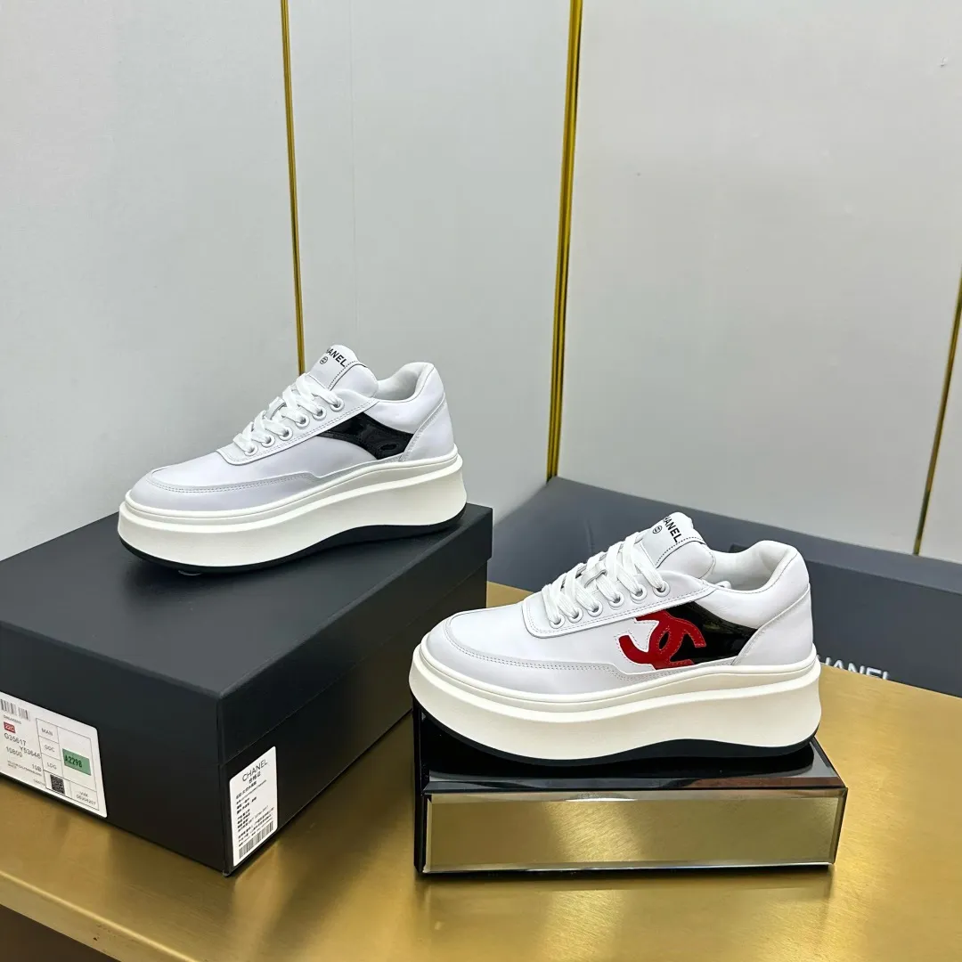 👟👟Ex-factory price 600👟👟 Upgraded version, upgraded version, upgraded version! No rebuttal accepted! ! ! ! Chanel Chanel panda shoes! 2025 counter's top casual sports shoes. This classic design; the upper is electro-embroidered with a variety of techniques; the outsole is fashionable and sporty; the unusual inclusion of a variety of color matching elements... The diversified mix and match is very good-looking and versatile, and can be used for leisure, fashion, sports, and outdoor... ꫛꫀꪝ Go➫ Materials: ❶Upper made of: original imported first-layer silk cowhide + original waterproof cloth + original first-layer cowhide ❷Inner lining: Original Yangli+Net ❸Outsole based on: Original TPU combination outsole Counter boutique packaging complete set for women 35–41 👉 👉
